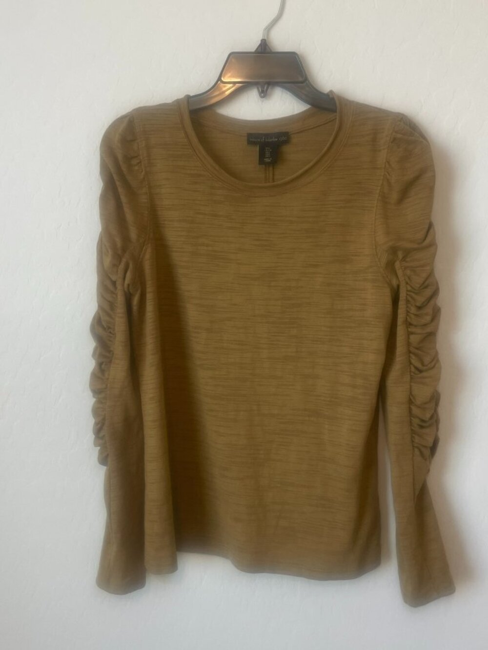 House of Harlow 1960 Ruched Puff Sleeve Tee in a bronze/fall gold hue. Size L